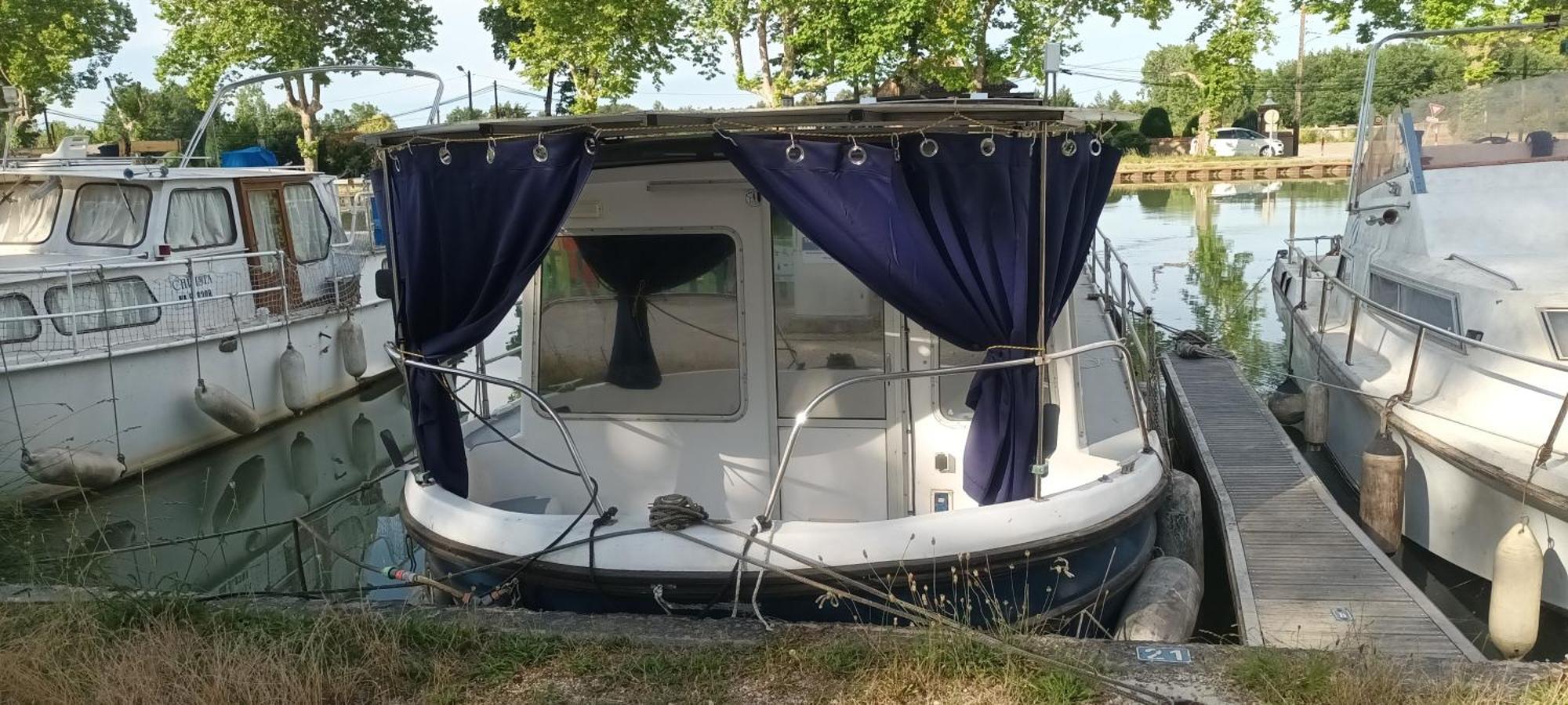 Entier Sur Bateau Botel *